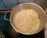 Φωτογραφία βήματος 9 της συνταγής Spaghetti με αρακά, χωριάτικο λουκάνικο και κρέμα γάλακτος