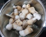 Foto langkah ke 1 dari resep Tumis jamur merang.
