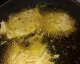 Foto del paso 4 de la receta: Pollo enharinado y tortitas de patatas