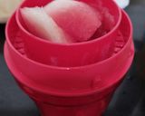 Foto langkah ke 2 dari resep Kiwi Watermelon Breeze.