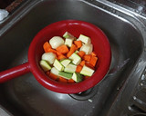 Foto del paso 2 de la receta: Menestra de calabacín, zanahoria y papas al aceite de pimentón