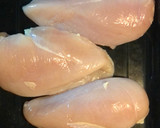 Foto del paso 2 de la receta: Pechugas de pollo jugosas, al horno