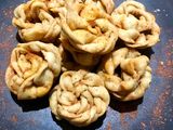 ફરસી ટ્વીસ્ટ પૂરી (Farsi Twist Poori Recipe In Gujarati)