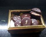 Foto del paso 2 de la receta Bombones rellenos de mantecol o halva con nueces y chocolate, decorado con lámina de oro