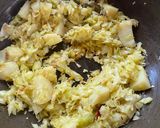 A picture of step 4 of Bandhakopi’r Ghonto Chingri diye (Cabbage Ghonto with prawns).