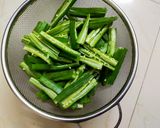 A picture of step 1 of Kurmuri Chatpati Bhindi.