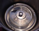Foto del paso 3 de la receta: Flan de yogur con solo dos ingredientes (sin horno)