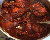 Foto del paso 1 de la receta: Pollo en salsa de pasa