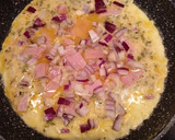 Foto del paso 2 de la receta: Tortilla francesa: Jamón con queso y cebolla