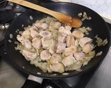 Une image de l'étape 8 de Filet de poulet aux tomates, épices, coriandre et jus de rhubarbe rose.