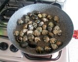Foto del passaggio 3 della ricetta Tagliolini neri alle vongole