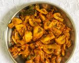 A picture of step 9 of Mushroom curry.