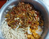 A picture of step 4 of Singaporean rice noodles.