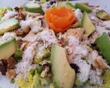 Foto del paso 5 de la receta: Ensalada con pollo, aguacate, frutos secos, semillas y queso