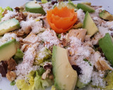Foto del paso 5 de la receta: Ensalada con pollo, aguacate, frutos secos, semillas y queso