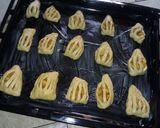 A picture of step 5 of Potato pies.