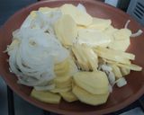 Foto del paso 2 de la receta: Tortilla de papa, rellena con cantimpalo y queso mantecoso