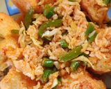 A picture of step 3 of Mix schezwan dhokla rice.