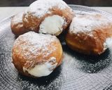 Foto langkah ke 8 dari resep Bomboloni with Vanilla Cremme.
