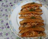A picture of step 6 of Schezwan chutney brown Bread 🍞 tomato 🍅 onion omellete.