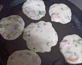 A picture of step 3 of Uttapam.
