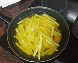 Foto del paso 2 de la receta: Bocadillo de pechuga, lechuga y queso con papas fritas