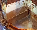 Foto langkah ke 10 dari resep Triple Chocolate Mouse Cake.