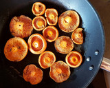 Foto del paso 3 de la receta: Níscalos con ajos tiernos