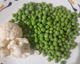 A picture of step 1 of Green peas Cauliflower masala.
