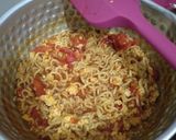 Foto langkah ke 4 dari resep Indomie Goreng Tomat.
