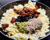 Foto del paso 3 de la receta: MARIPOSAS🦋🦋🦋, (Farfalle), Pesto🌿 y Tomate🍅Seco...!