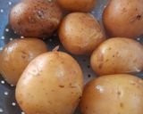 A picture of step 2 of Aloo parantha.
