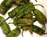 Foto del paso 3 de la receta: Pimientos verdes “fritos” en la airfryer
