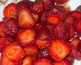 Hình bước làm 1 của món Dâu tây dầm sữa đặc 🍓