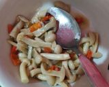 Foto langkah ke 2 dari resep Tumis Pedas Jamur Shimeji.