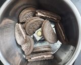 A picture of step 1 of Oreo milkshake.