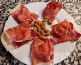 Foto del paso 3 de la receta: Jamón serrano con queso y almendras 😋