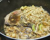 Foto del paso 4 de la receta: Ramen de carne, fideos zucchini y champiñones