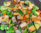 Une image de l'étape 4 de Tofu sauce aux arachides.