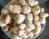 A picture of step 2 of Butter Pepper Makhana.