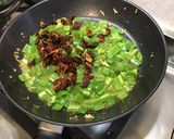 Une image de l'étape 8 de Saucisses fumées aux poivrons verts, tomates séchées et courgette.