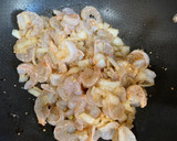 A picture of step 2 of Shrimp with String Beans.