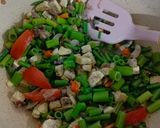 Foto langkah ke 3 dari resep Tumis Jamur dan Bunga Bawang Merah.