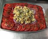 Une image de l'étape 10 de Salade de tomates aux pommes anciennes, oignon rouge et roquefort.