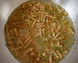 Foto del paso 3 de la receta: Pasta con espárragos, camarones y chícharos en una sola olla