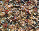 Foto del paso 5 de la receta: Pizza cuadrada con champiñones, cherrys, y 4 quesos