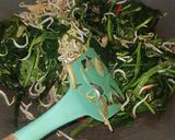Foto langkah ke 3 dari resep Tumis Kangkung Saos Tiram.