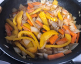 Foto del paso 3 de la receta: Salmón con salteado de verduras