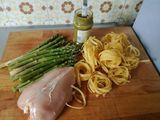 Tallarines con pesto, trigueros y pechuga de pollo. En un cazo!
