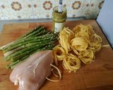 Foto del paso 1 de la receta: Tallarines con pesto, trigueros y pechuga de pollo. En un cazo!
